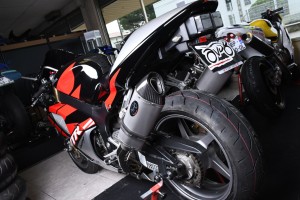 POT D'ECHAPPEMENT - Tuyau Embout d'échappement Silencieux de Moto à Double  Sortie Pour Yamaha YZF-R6 Suzuki GSX-R HB058 - Cdiscount Auto