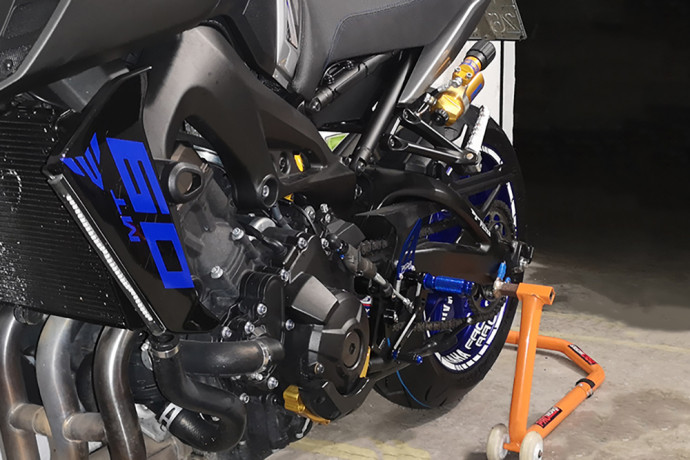 AVDB Pedane Arretrate Regolabili In Alluminio Per YAMAHA YZF R1 RN19 2007-2008 | Kit Completo Con Poggiapiedi E Paratacchi | Personalizzazione Colori (Nero) - 5