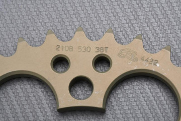 Rear Sprocket RENTHAL Light 520 YAMAHA MT07 / MT09 / MT10 / R1 / R6 / R7 / SUZUKI GSXS / GSXR 600 / 750 / 1000 1999 - 2023