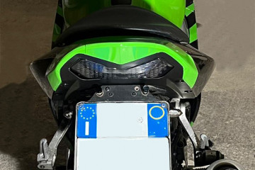 Fanale posteriore a LED "Plug & Play" con indicatori di direzioni integrati KAWASAKI ZX6R / Z750 / Z1000 2003 - 2006