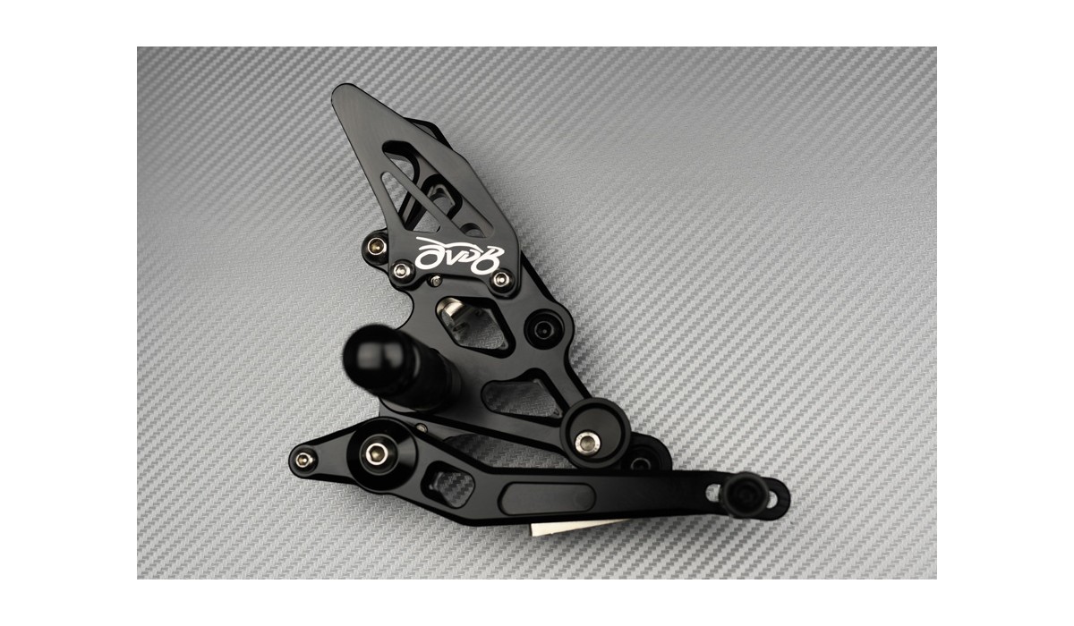 AVDB Pedane Arretrate Regolabili In Alluminio Per YAMAHA YZF R1 RN19 2007-2008 | Kit Completo Con Poggiapiedi E Paratacchi | Personalizzazione Colori (Nero) - 3