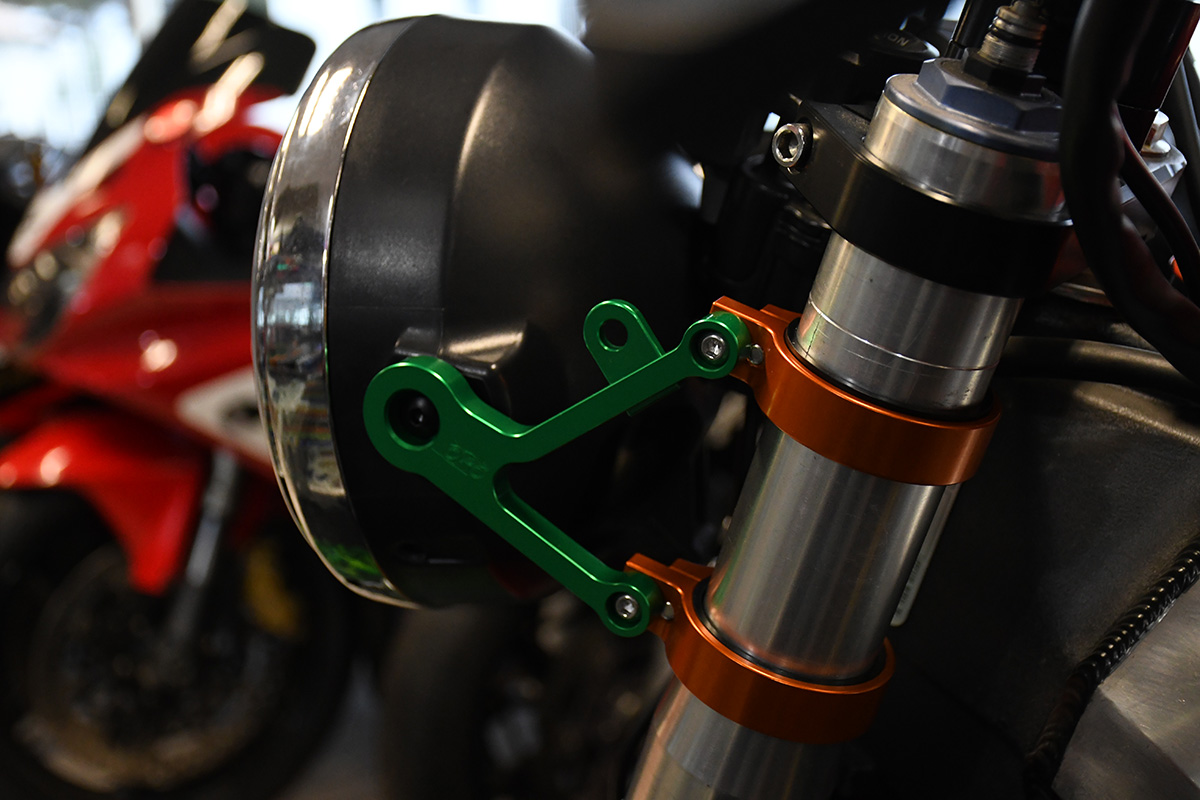 Staffe di fissaggio fari per forcelle con diametro da 37 a 55 mm Design 2 - UNIK By AVDB