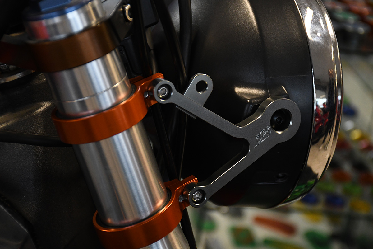 Staffe di fissaggio fari per forcelle con diametro da 37 a 55 mm Design 2 - UNIK By AVDB